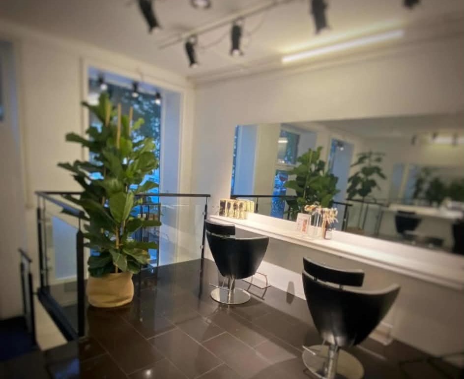 CutsByME med spejlpladser, planter og frisørstole